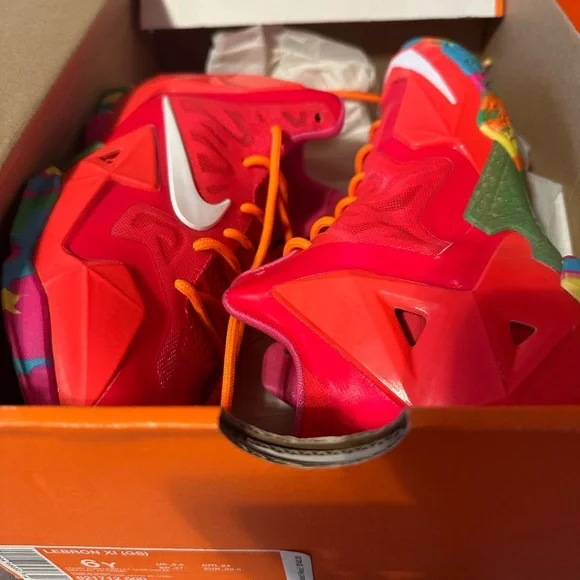 Nike Red and White Sneakers Modern Design - Picture 2 of 3